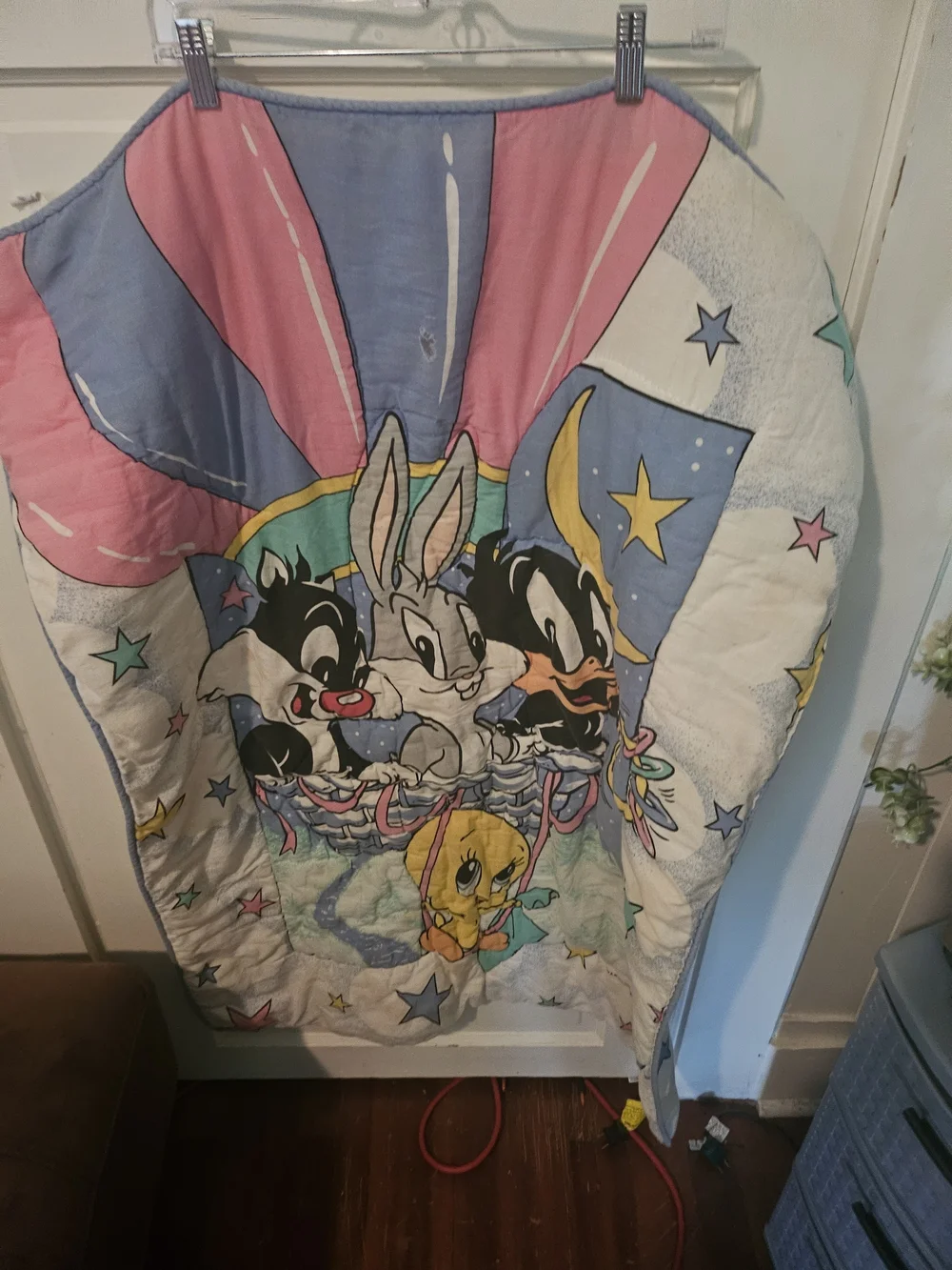 The item in the image is a vintage 1993 Baby Looney Tunes quilted crib blanket